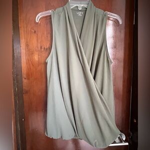 Loft Outlet Olive Green Rayon Sleeveless Blouse Medium. Sheer, MSRP $39, EUC